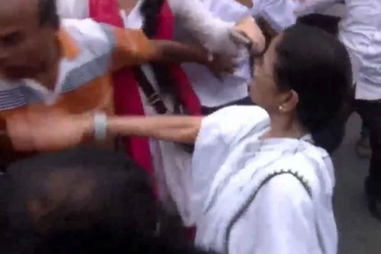 বারুইপুর কাণ্ডে কালীঘাট তৃণমূলের প্রতিবাদ মিছিলে বিশৃঙ্খলা, মেজাজ হারিয়ে দলীয় কর্মীকে চড় মমতার