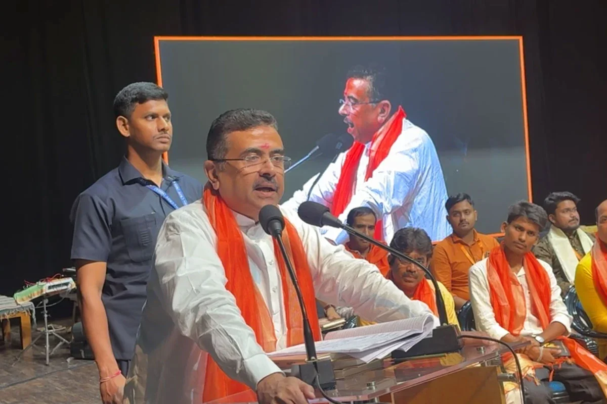 গুরুপূর্ণিমার মঞ্চ থেকে বাম-তৃণমূলকে নিশানা, রাজ্যে লাভ ও ল্যান্ড জেহাদ রুখতে কড়া বার্তা মুখ্যমন্ত্রীর