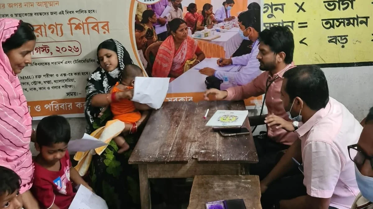 লালগোলার আয়ুষ্মান স্বাস্থ্য শিবিরে শিশুদের চিকিৎসা বিধায়কের 