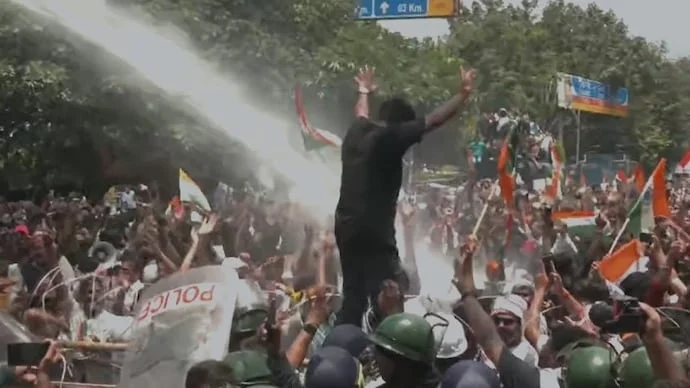 ছাত্র বিক্ষোভ: রাঁচিতে বিধানসভা ঘেরাও অভিযানের ডাক, বিক্ষোভকারীদের ওপর পুলিশের জলকামান