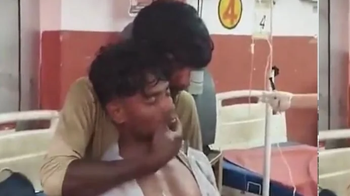 সাপের কামড়ে ঢুলে পড়ছিল যুবক, জ্ঞান ফেরাতে এক ঘণ্টায় দেড়শ চড় মারলেন দাদা! জীবন বাঁচল অরুণের