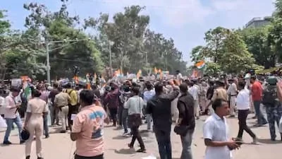 বিপিএসসি পরীক্ষায় অনিয়ম: বিহারে রাজভবন অভিযানে শিক্ষার্থীদের ব্যারিকেড ভাঙার চেষ্টা, উত্তপ্ত পরিস্থিতি