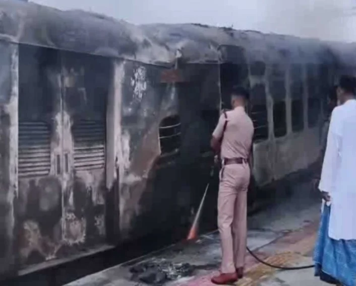 মধ্যরাতে ট্রেনের ইঞ্জিনে আগুন, বিহারের সিমরি বখতিয়ারপুর স্টেশনে আতঙ্ক