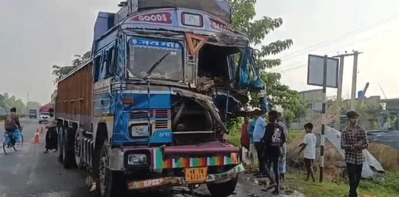 কাজে যাওয়ার পথেই মর্মান্তিক দুর্ঘটনা, লরির ধাক্কায় প্রাণ গেল ৩ শ্রমিকের, আহত ৮