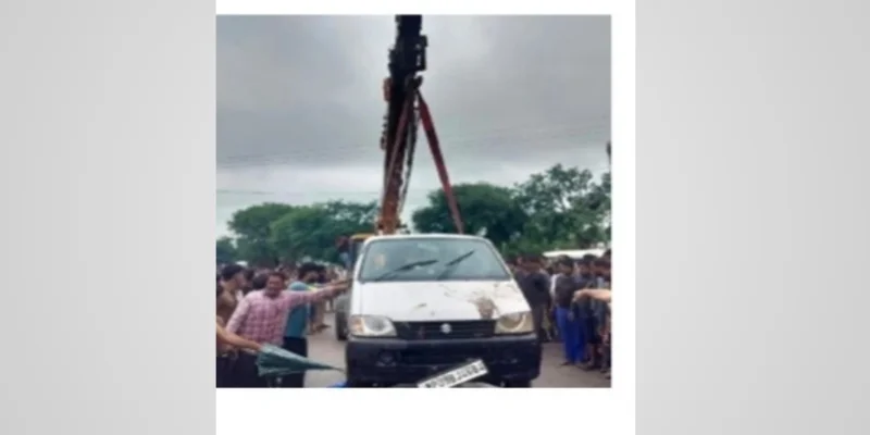 সেতু থেকে নালায় উল্টে পড়ল যাত্রীবাহী গাড়ি, মৃত ৫