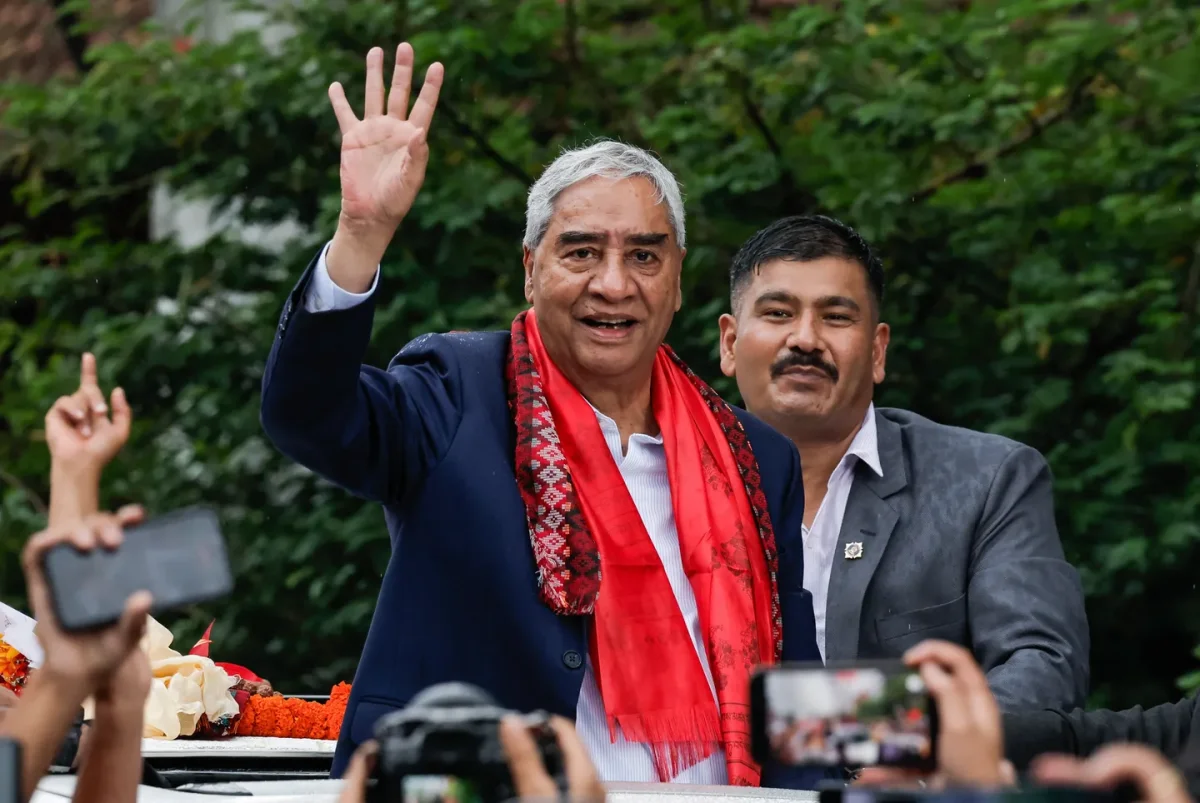 গ্রেপ্তারি পরোয়ানা মাথায় নিয়েই দেশে ফিরলেন নেপালের সাবেক প্রধানমন্ত্রী দেউবা