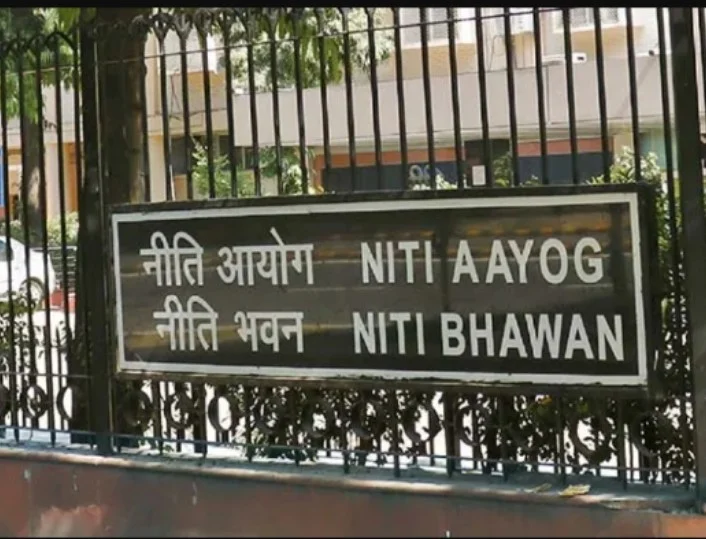 ৫৫ হাজার সরকারি পদে ২ কোটি আবেদন, চাকরির বাজারে ভয়াবহ বৈষম্য দেখাল নীতি আয়োগ