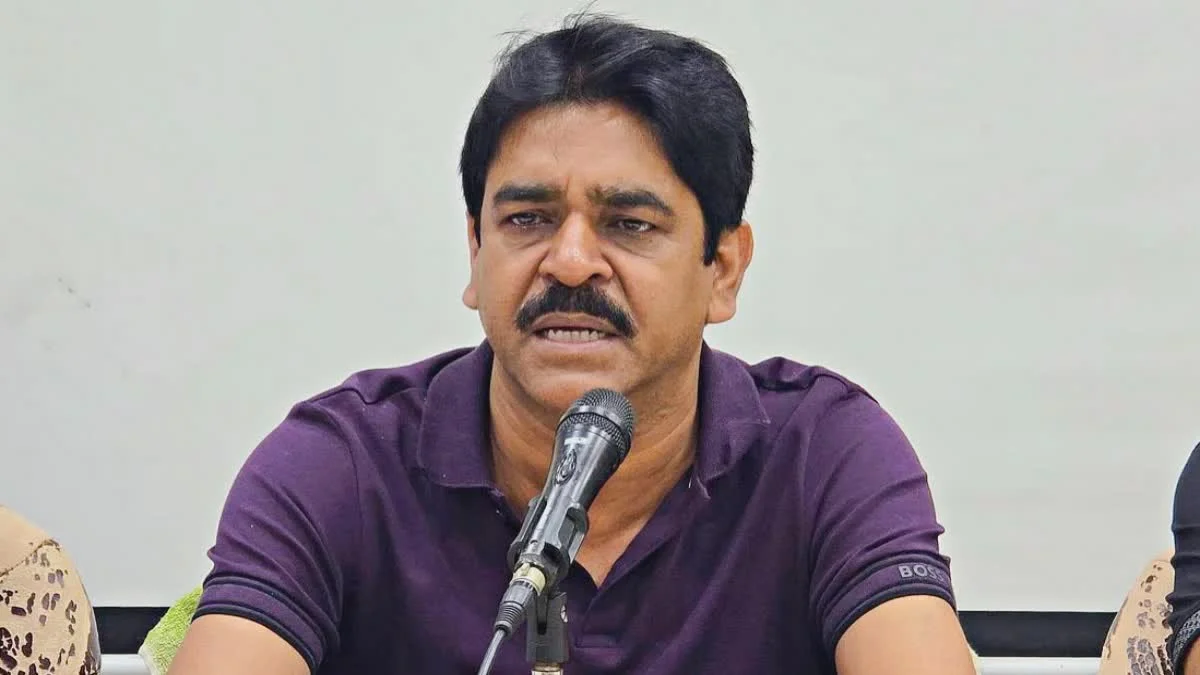 রাস্তার উপর টেবিল পেতে শওকতকে জেরা, ‘দাপুটে’ নেতার বেহাল দশা দেখতে ভিড় স্থানীয়দের
