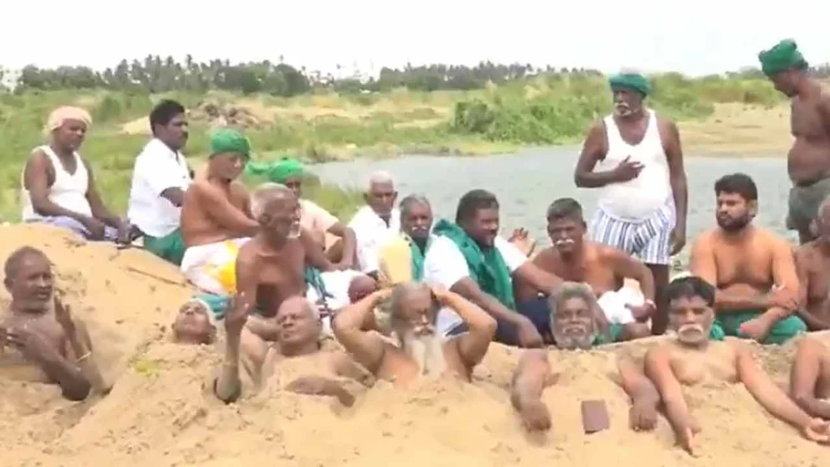 কাবেরীর জলবণ্টন নিয়ে ফের সংঘাত, নদীর চরে অর্ধেক শরীর পুঁতে অভিনব প্রতিবাদ তামিলনাড়ুর কৃষকদের