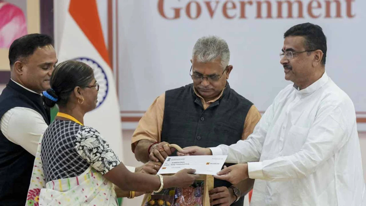 আবাস যোজনায় অবৈধ উপভোক্তাদের থেকে টাকা আদায় শুরু, নবান্নে বড় ঘোষণা পঞ্চায়েতমন্ত্রী দিলীপের