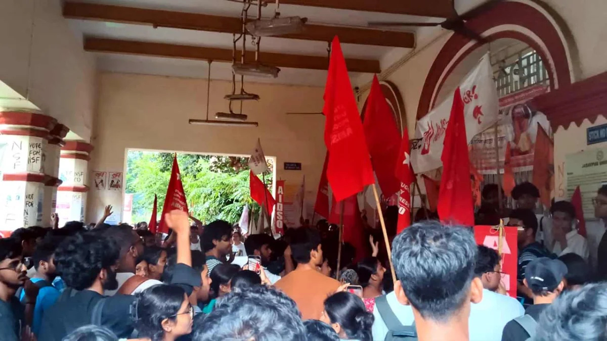 যাদবপুরে ‘দেশবিরোধী’ তকমা ঘিরে তুঙ্গে রাজনৈতিক তরজা, থানায় অভিযোগ দায়ের পড়ুয়াদের