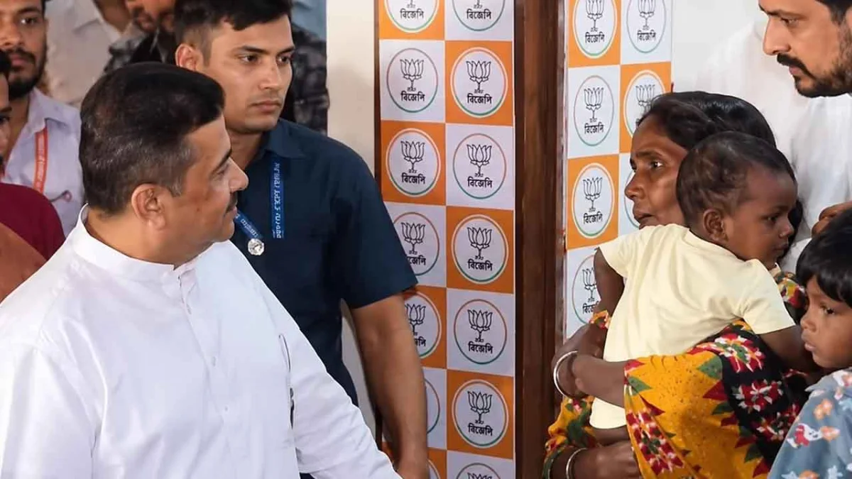 দুধ গরম বিতর্কে শুভেন্দুর ‘জনতার দরবারে’ ফুটপাতবাসী সীতাদেবী, মমতাকে তোপ মুখ্যমন্ত্রীর 