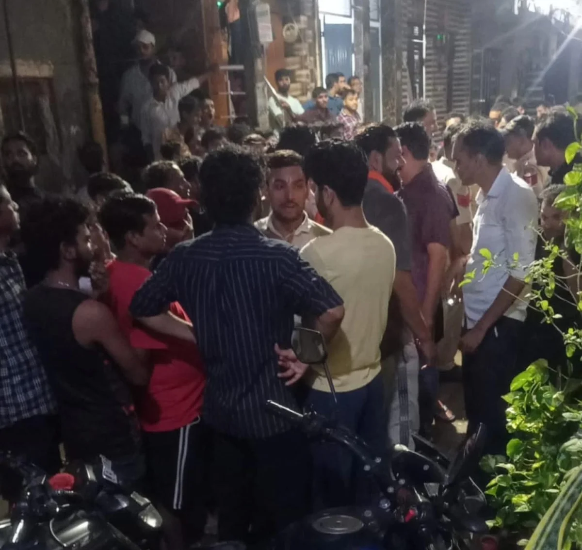 ফেসবুকে সংরক্ষণ বিরোধী আন্দোলনের সমালোচনা, দিল্লিতে ডিওয়াইএফআই নেতার বাড়িতে বজরঙ দলের তাণ্ডব