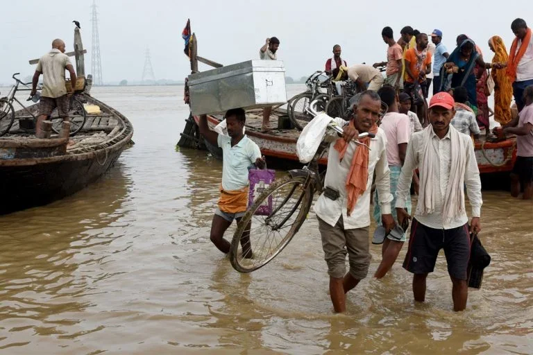 নেপালের হড়পা বানে বিপর্যস্ত জনজীবন, নিখোঁজ ১০৫ ভারতীয়, নেপালের প্রধানমন্ত্রীকে ফোন মোদীর 