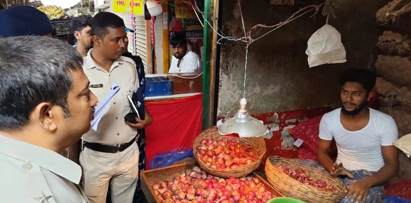 মূল্যবৃদ্ধি রুখতে বাজারে হানা এনফোর্স ও পুলিশের
