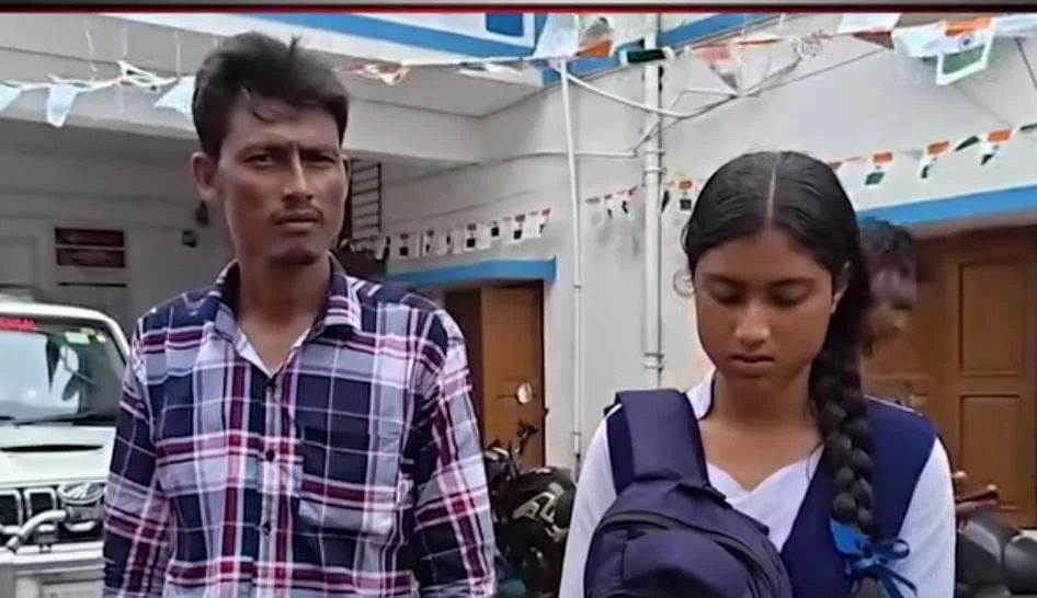 লালকেল্লায় আমন্ত্রণ পেলেও বাধা ছিল অর্থ, বিধায়কের চেষ্টায় বিমানে দিল্লি গেলেন সুন্দরবনের সেলিমা