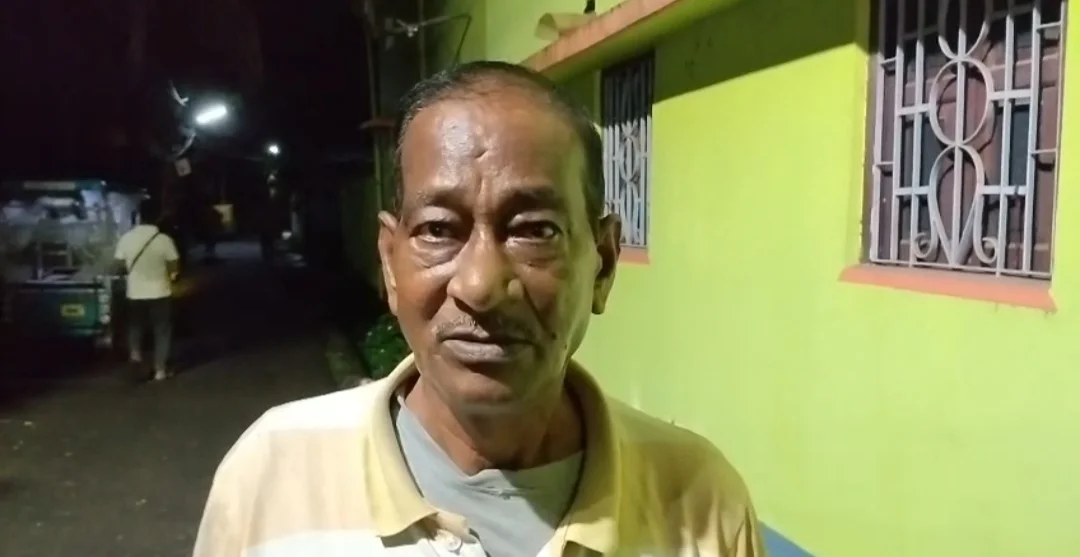 টাকা ফেরতের দাবিতে তৃণমূল নেতার বাড়িতে বিক্ষোভ, ‘ডিম থেরাপি’ চাঞ্চল্য জয়নগর মজিলপুরে