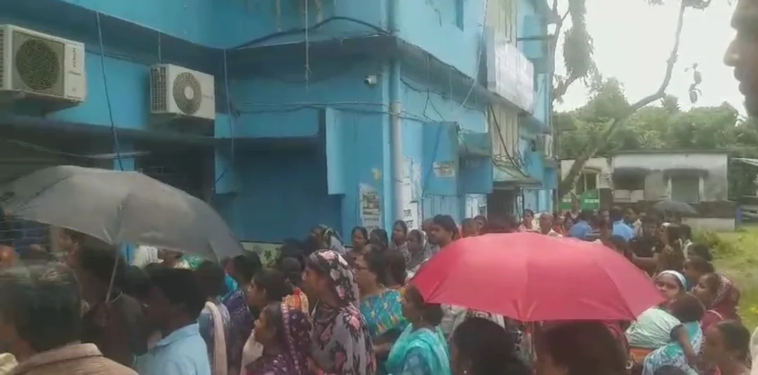 অন্নপূর্ণা যোজনার টাকা না পেয়ে বহড়ু বিডিও অফিসে বিক্ষোভ মহিলাদের