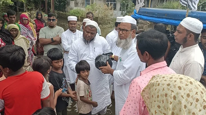 পূর্ব মেদিনীপুরে ভয়াবহ বন্যায় দুর্গতদের সাহায্যে ত্রাণ বিতরণ জেলা জমিয়তে উলামার