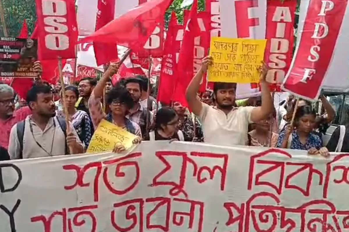 যাদবপুরে বামেদের মিছিলে বহিরাগতদের ভিড় ও 'আজাদি' স্লোগান, বিভক্ত শিক্ষক সংগঠন