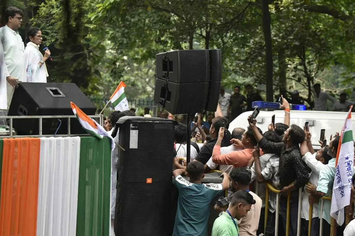 ক্যাথিড্রাল রোডে ছাত্র পরিষদের সভায় বিশৃঙ্খলা, যানজট সামলাতে আসরে মমতা