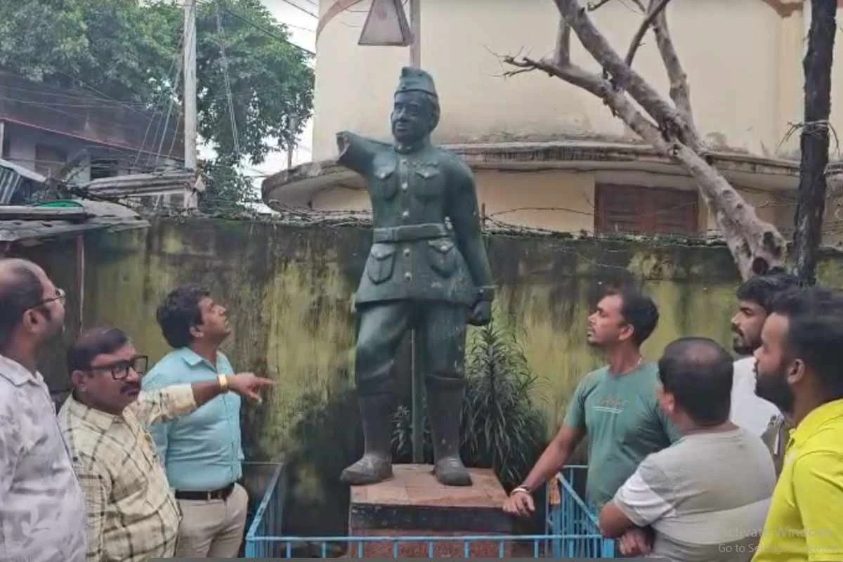 মুখ্যমন্ত্রীর কড়া হুঁশিয়ারির মাঝেই নিউ আলিপুরে নেতাজি মূর্তির হাত ভাঙার অভিযোগ