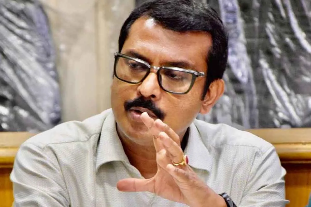 স্বরূপ বিশ্বাসের বিরুদ্ধে শ্লীলতাহানির অভিযোগ প্রত্যাহার, ফেসবুক লাইভে উলটো সুর রূপটান শিল্পীর