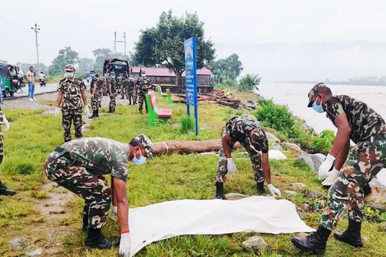 নেপালে হড়পা বানে সংক্রমণ এড়াতে গণকবর অজ্ঞাতপরিচয় দেহগুলির