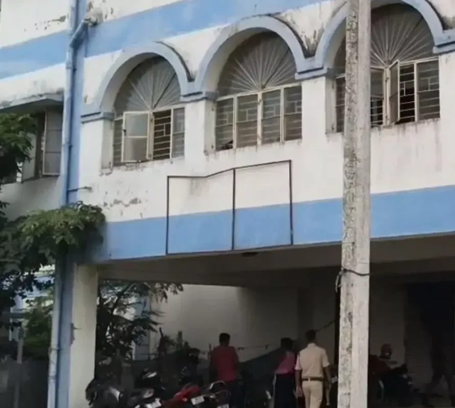দেশে ফিরতে চান, তাই নিজেই পৌঁছে গেলেন হোল্ডিং সেন্টারে
