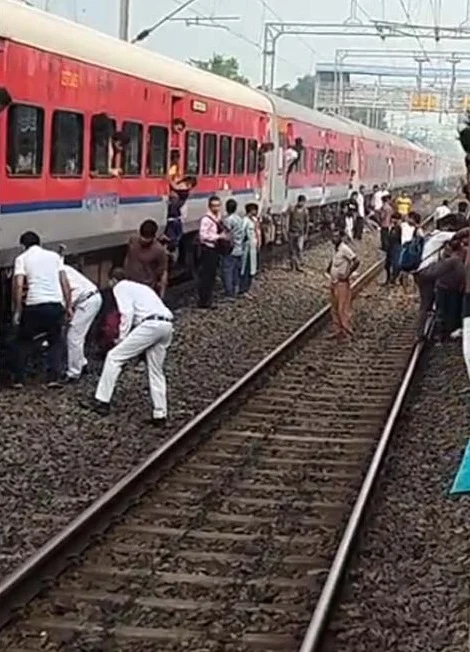 কাঞ্চনজঙ্ঘা এক্সপ্রেসে ধোঁয়া, আতঙ্ক যাত্রীদের মধ্যে