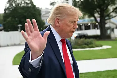 ইরানকে নিষেধাজ্ঞা তুলে অর্থ ছাড়ের প্রস্তাব দেওয়ার কথা অস্বীকার ট্রাম্পের