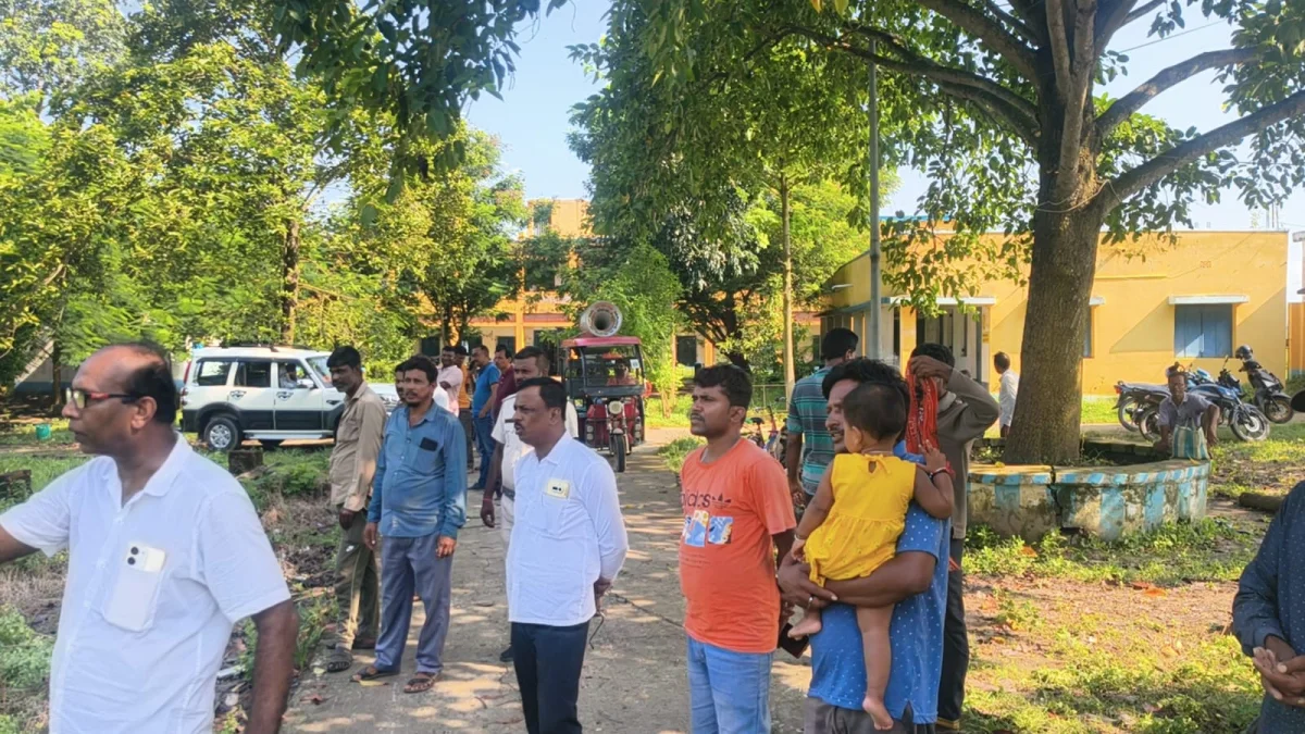 পঞ্চায়েতের নিষ্ক্রিয়তায় ক্ষোভ: মঙ্গলকোটের বিদ্যালয়ে জঙ্গল সাফায়ে হাত লাগালেন বিজেপি নেতৃত্ব