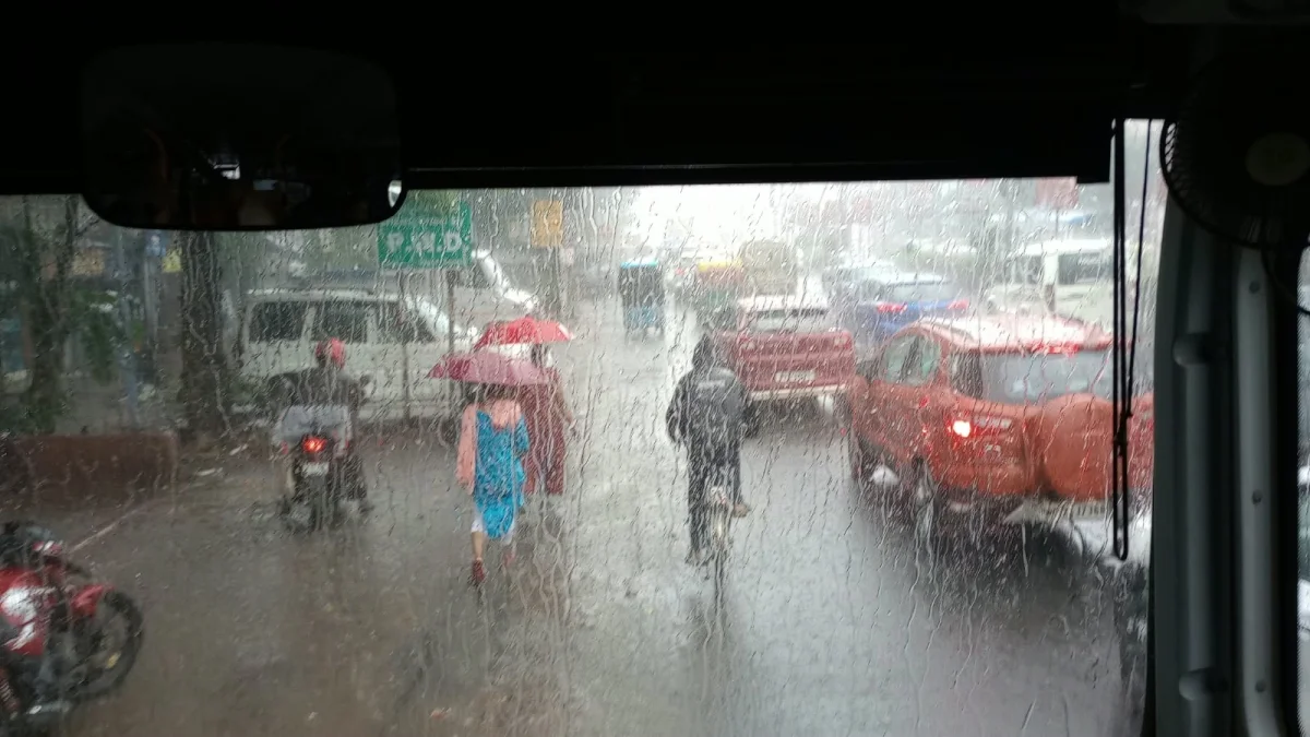 দিন ভোর ঝিরিঝিরি বৃষ্টিতে ভেজা কলকাতা