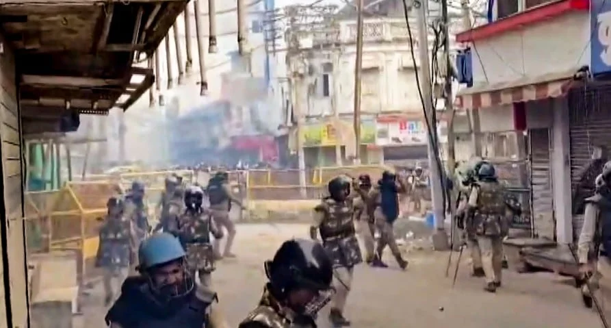 উজ্জয়িনীতে শাহী মসজিদের অংশ ভাঙা ঘিরে তুমুল উত্তেজনা: ইটবৃষ্টি, পাল্টা পুলিশ টিয়ার গ্যাসের সেল ছুড়ল