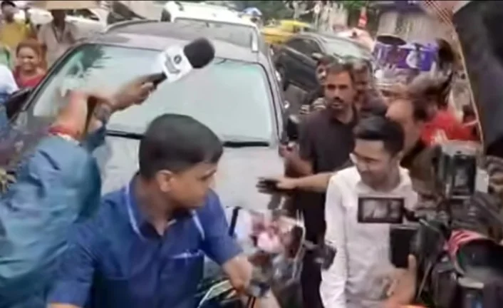থানায় হাজির অভিষেক, বৃষ্টিতে ভিজে সমর্থকদের স্লোগান