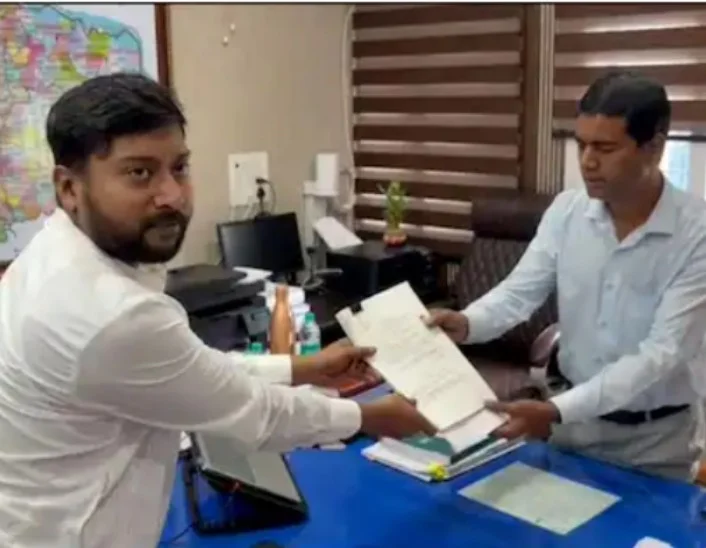 রেজিনগর উপনির্বাচনে মনোনয়ন জমা হুমায়ুন কবীরের ছেলে গোলাম নবি আজাদের