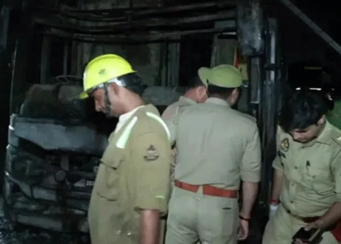 যমুনা এক্সপ্রেসওয়েতে বাসে ভয়াবহ আগুন, ঘুমের মধ্যেই পুড়ে মৃত্যু ৯ যাত্রীর