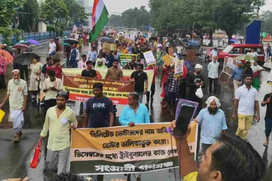 ভোটাধিকার ফেরানোর দাবিতে বৃষ্টি উপেক্ষা করে রাজপথে নাম বাতিল হওয়া ভোটাররা, হাইকোর্টে স্মারকলিপি পেশ