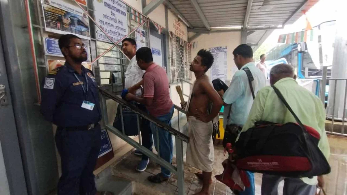 ফরাক্কায় ধসের জেরে বাতিল ট্রেন, ধর্মতলায় উত্তরবঙ্গগামী বাসের টিকিটের আকাল ও চরম দুর্ভোগ