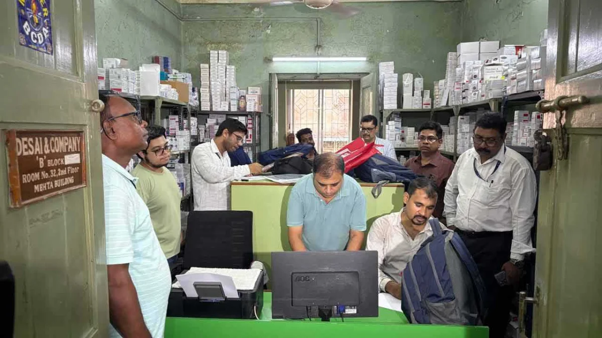 নেশার ওষুধ পাচার রুখতে শহরে ড্রাগ কন্ট্রোলের হানা, মেহতা বিল্ডিংয়ের একাধিক দোকানে মিলল গরমিল