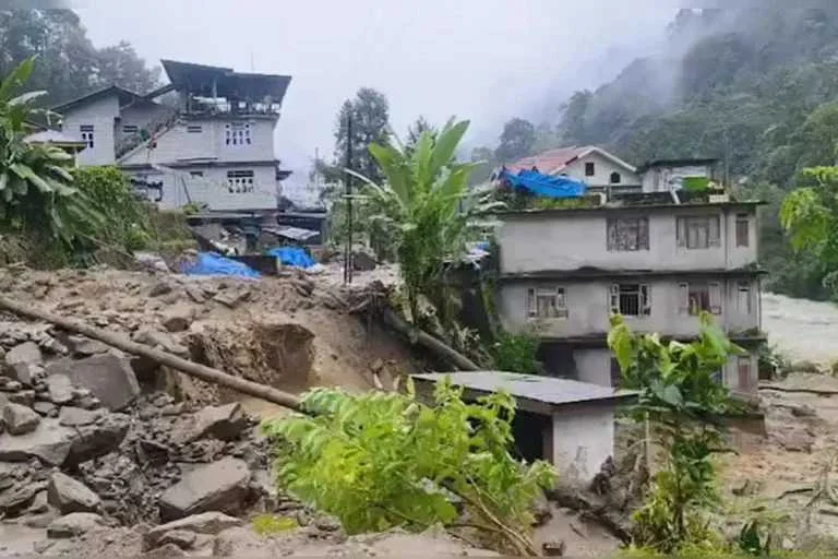 টানা বৃষ্টিতে সিকিম ও পাহাড়ে ব্যাপক ধস, ক্ষতিগ্রস্ত বহু বাড়ি, বন্ধ টয় ট্রেন