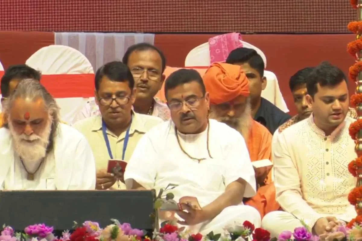 ‘জমানা বদলেছে, সাধুসন্তদের ভয় দেখানো যাবে না’, নেতাজি ইন্ডোরে গীতাপাঠের অনুষ্ঠানে বার্তা মুখ্যমন্ত্রীর
