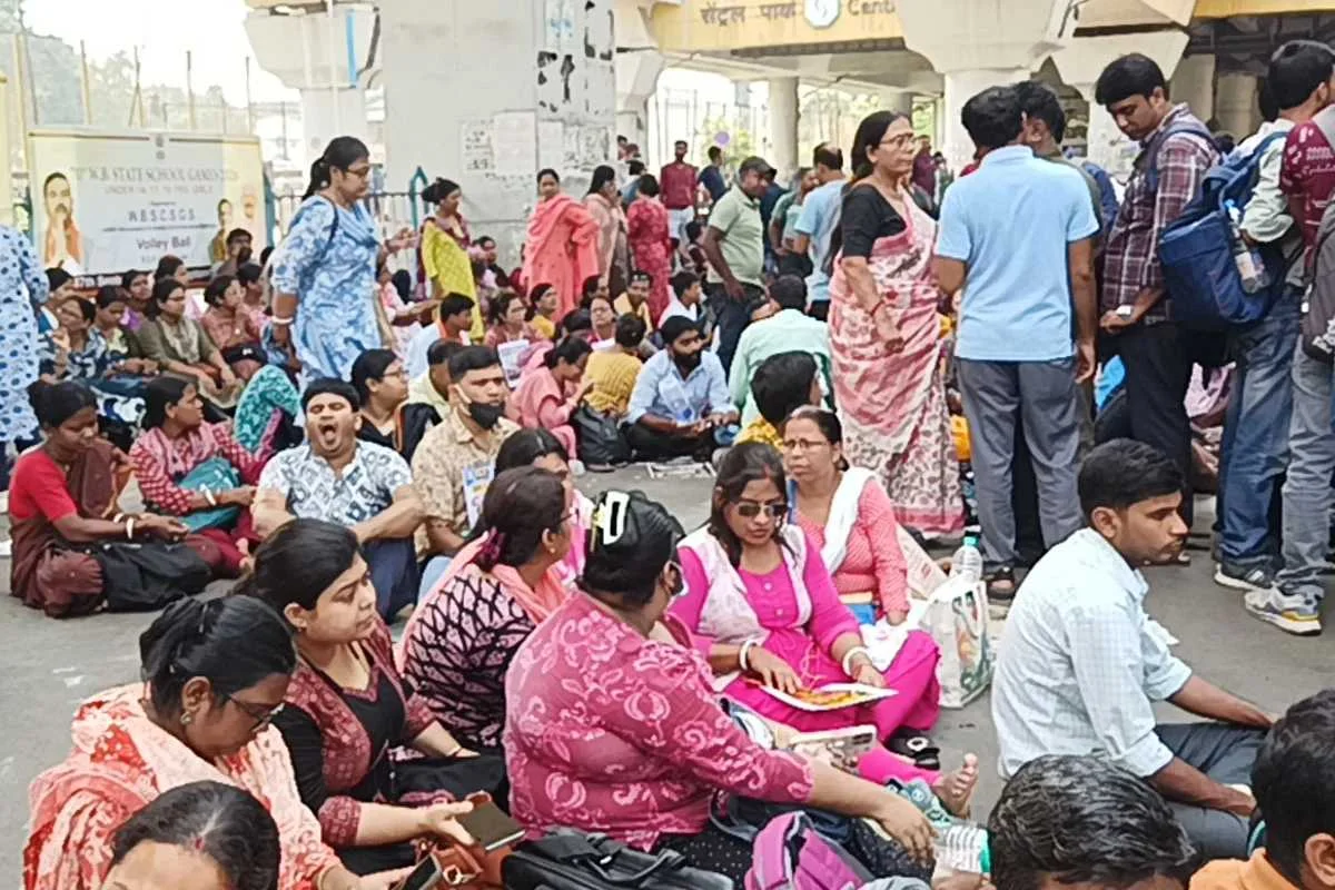 এজেন্সি প্রথা বাতিল করে সরাসরি নিয়োগের দাবি, বিকাশ ভবনের সামনে আইসিটি শিক্ষকদের বিক্ষোভ