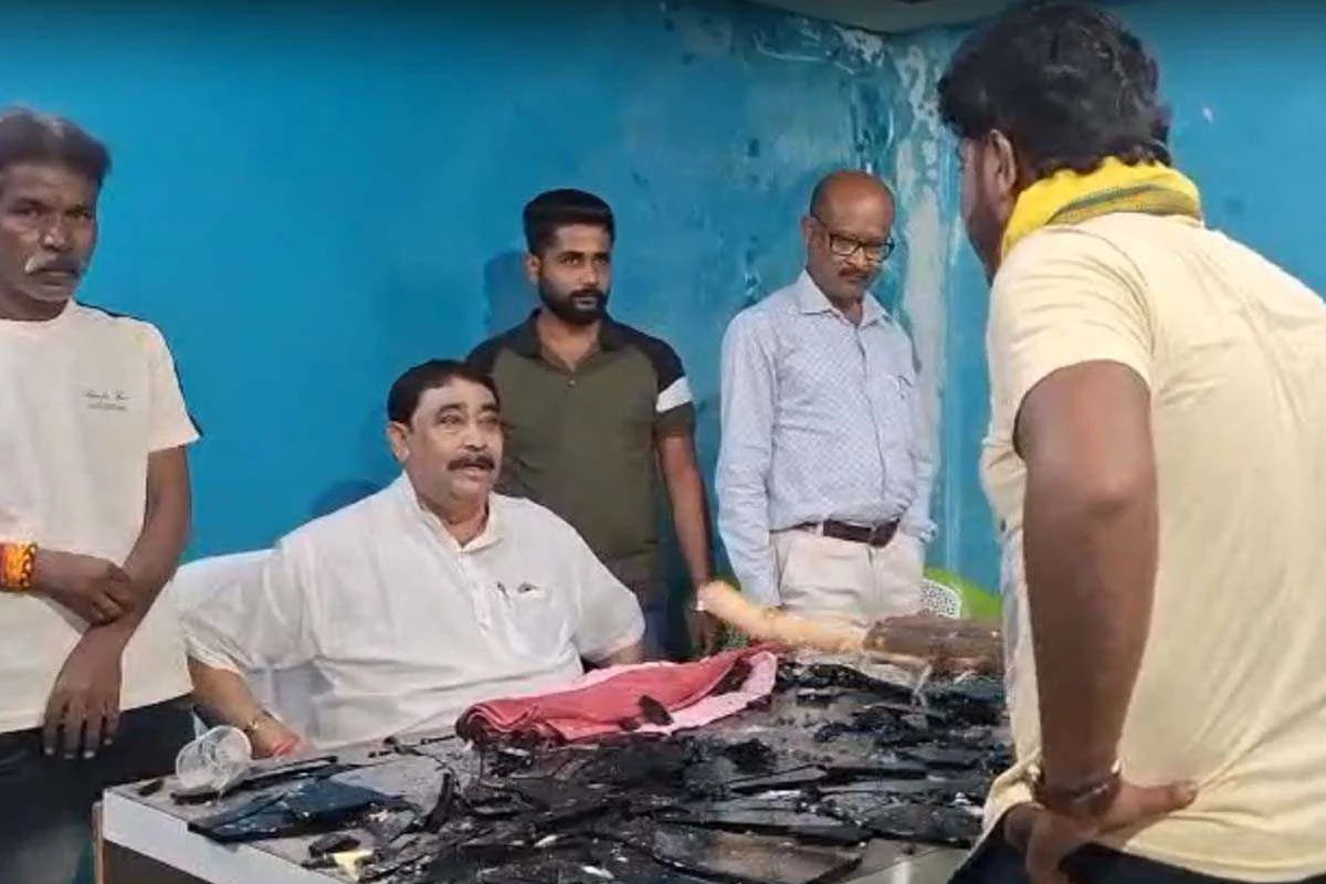 সিউড়িতে তৃণমূলের পার্টি অফিসে হামলা, ক্ষোভের মুখে পড়ে পুলিশি নিরাপত্তায় এলাকা ছাড়লেন অনুব্রত