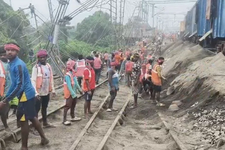 ফরাক্কায় রেললাইনে ফের ধস, বাতিল একাধিক ট্রেন, চরম দুর্ভোগে যাত্রীরা