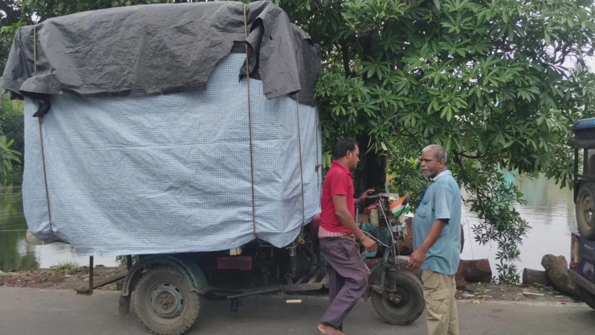 বেআইনি টোটো-মোটরভ্যানে ‘পৌর লাইসেন্স’! জয়নগরে প্রশ্নের মুখে ট্যাক্স আদায়ের বৈধতা