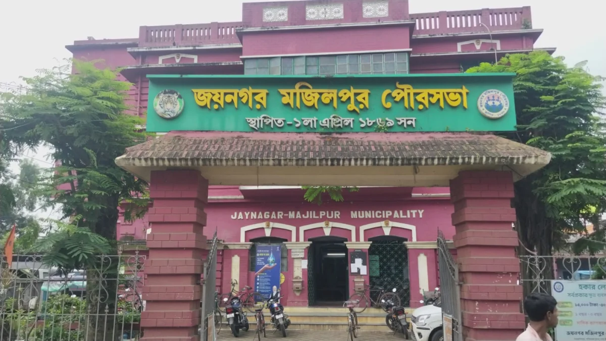 বর্ষাতেও পানীয় জলের সংকট, অকেজো পুরসভার কল,দেড়শো বছরের প্রাচীন জয়নগর-মজিলপুর পৌরসভায় দুর্ভোগে নাগরিকরা