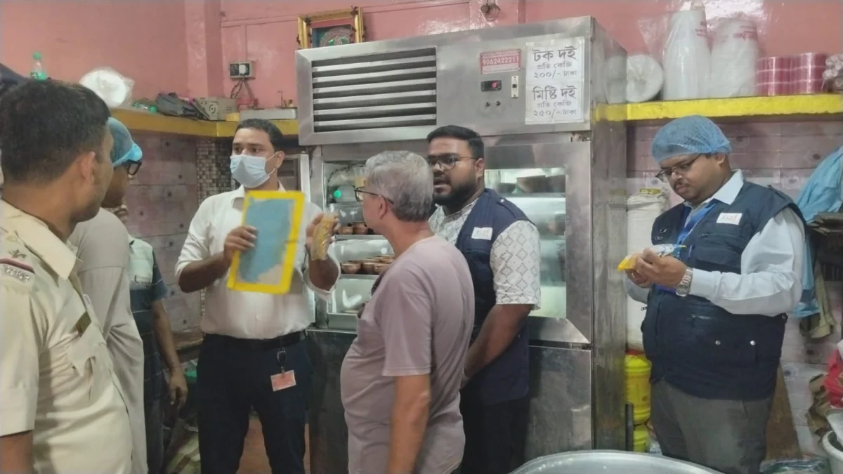 খাদ্যে কৃত্রিম রঙ, অস্বাস্থ্যকর রান্নাঘর—জয়নগরে মিষ্টির দোকান, বিরিয়ানি ও রেস্তরাঁয় প্রশাসনের অভিযান