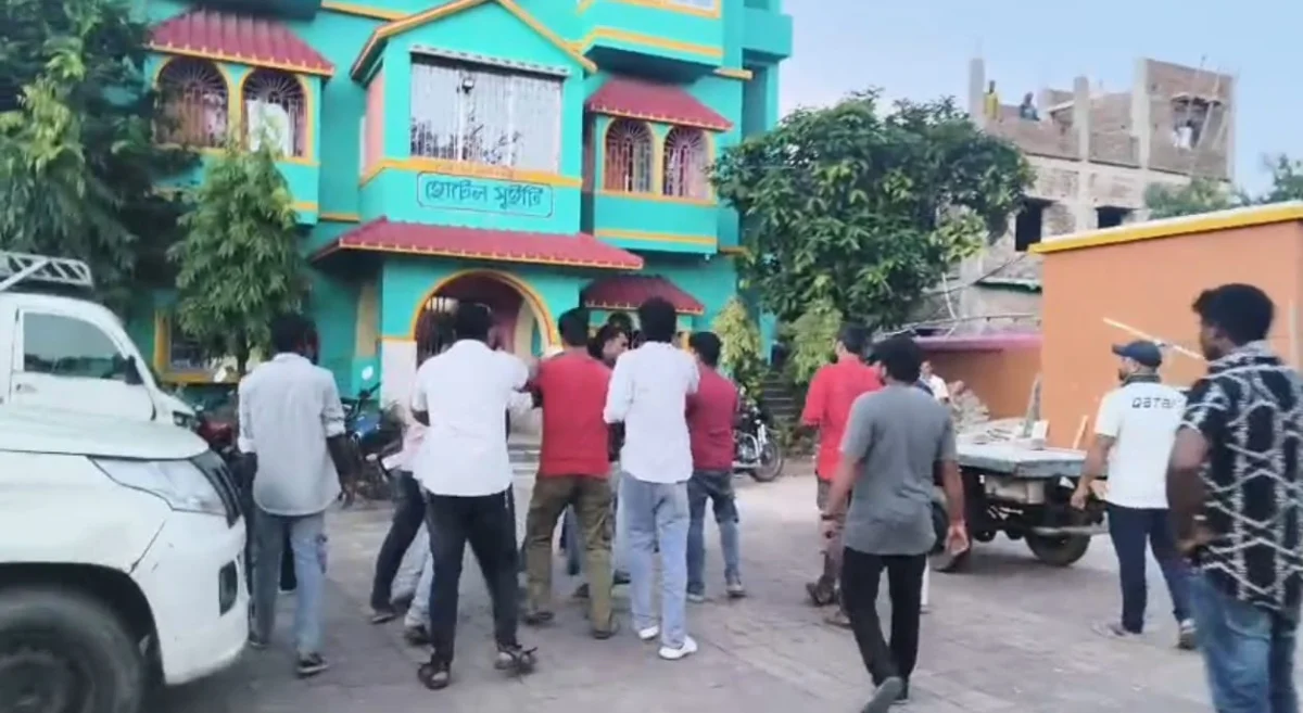 পাথরপ্রতিমায় দুই আবাসিক হোটেলে পুলিশের হানা, উদ্ধার ৮ মহিলা