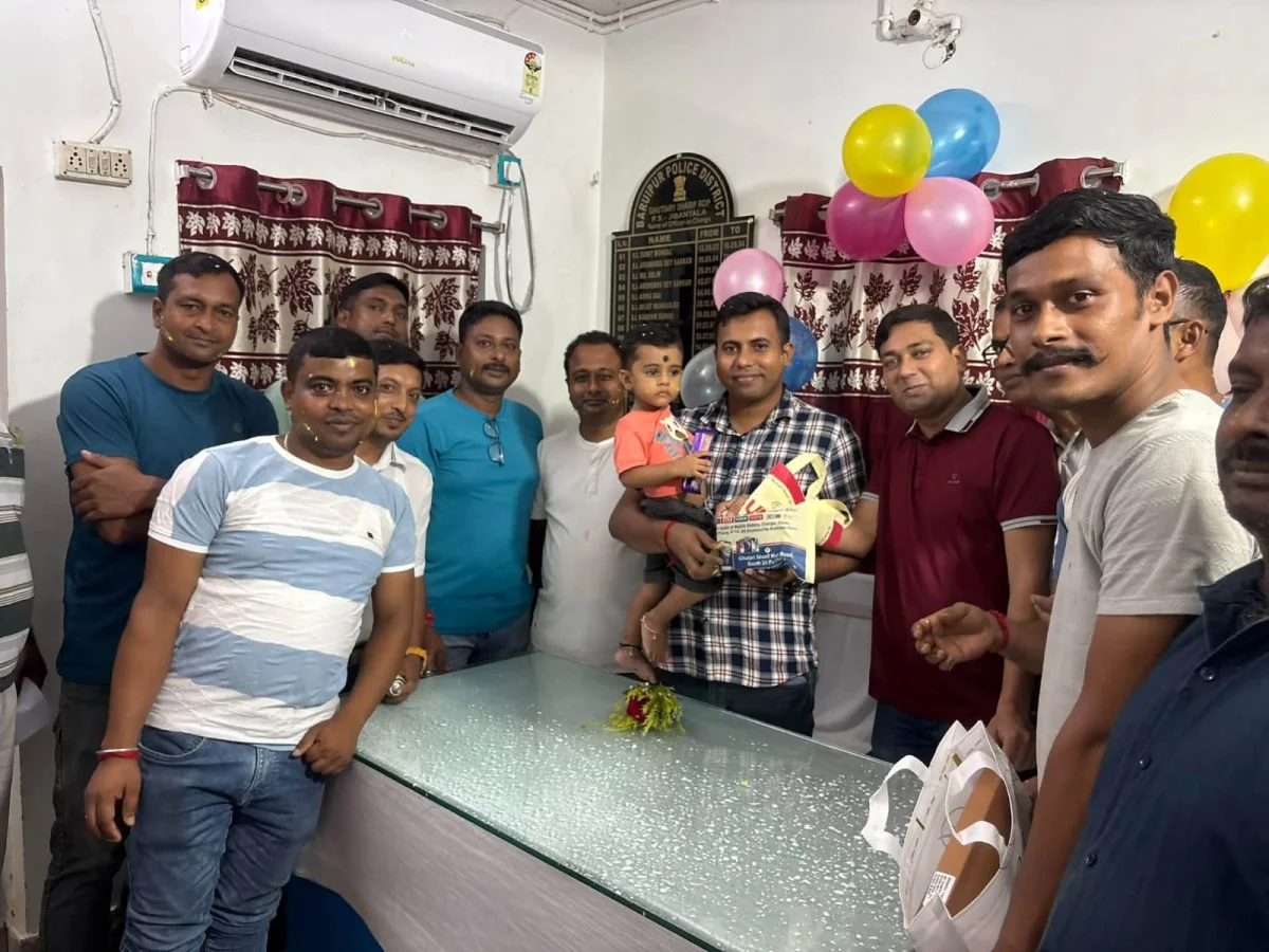 নিজের জন্মদিন অনাথ শিশুদের সঙ্গে, মানবিকতার নজির ওসি তুহিন মণ্ডলের